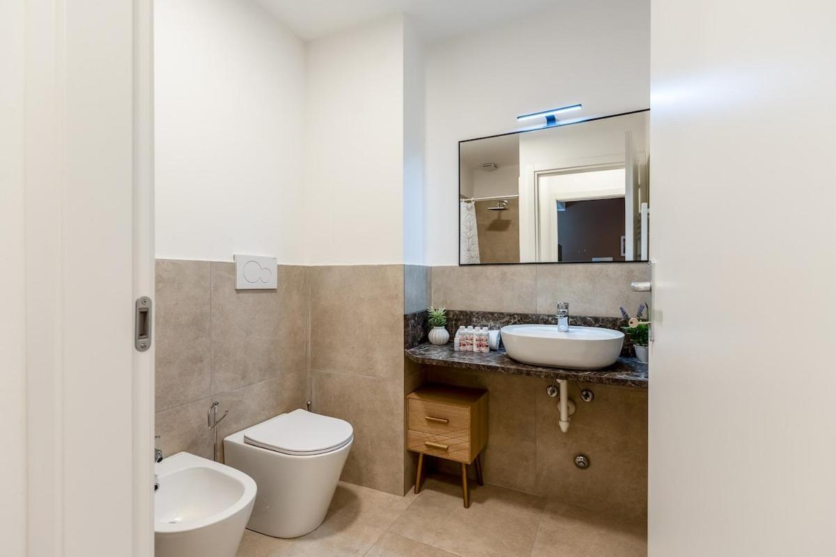 Authentic Private Flat 2 Min From Navigli Apartment Milan Bagian luar foto