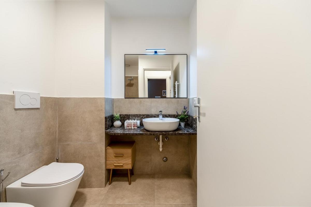 Authentic Private Flat 2 Min From Navigli Apartment Milan Bagian luar foto